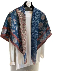 Carré de soie rétro à motif paisley bleu marine et bordeaux sur chemise