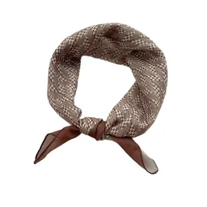 Foulard in seta con motivo pied-de-poule marrone viola annodato in modo elegante