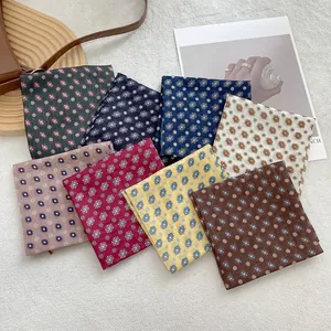 Klassieke katoenen vierkante sjaal met geometrische patronen in acht elegante vintage kleuren