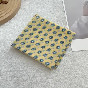 Katoenen bloemen sjaal met gele en blauwe geometrische prints op zachte sherpa ondergrond
