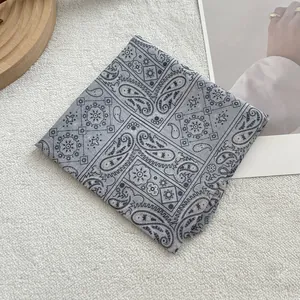 Vintage βαμβακερό μαντήλι με σχέδιο paisley σε γκρι μπλε πάνω σε λευκό φόντο