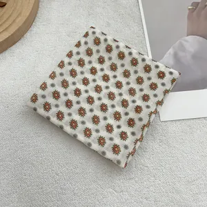 Katoenen vierkante sjaal met retro bloemenprint en oranje geometrische patronen