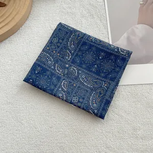 Λεπτομέρεια του μοτίβου λαχούρι σε σκούρο μπλε βαμβακερό μαντήλι με καθαρές ραφές