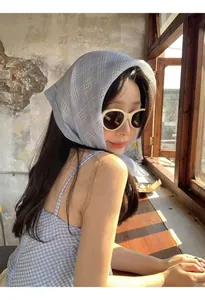 Foulard in cotone a quadretti blu e bianchi con occhiali retrò sotto il sole