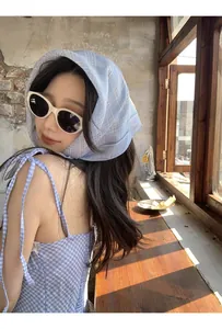 Foulard vintage in cotone a quadretti azzurri con occhiali retrò e abito estivo a quadretti