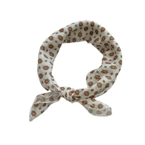 Boheemse katoenen vierkante sjaal met geometrische print in crème en oranje knoop