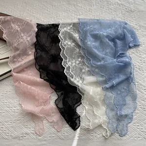 Set de foulards triangulaires en dentelle pastorale rose noir blanc et bleu brodé de fleurs