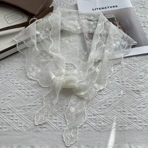 Foulard en dentelle blanche de style pastoral avec broderie et bords festonnés