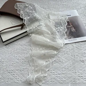 Foulard triangle en dentelle blanche à broderie florale pour un style de plage élégant
