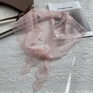 Foulard triangle en dentelle florale rose pour femme avec broderie et bords ondulés