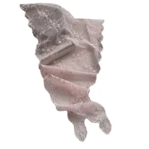 Foulard en dentelle florale rose poudré avec broderie délicate et bords festonnés