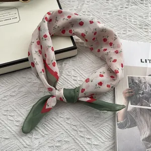 Μεταξωτό μαντήλι για γυναίκες σε απαλό ροζ με λουλουδάτο σχέδιο και πράσινο τελείωμα