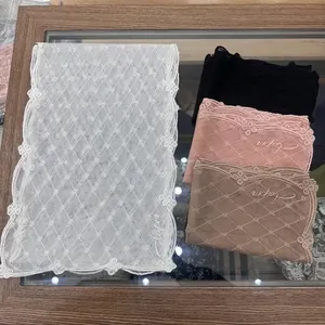 Écharpe en dentelle brodée de fleurs en blanc, noir, rose et kaki pour les vacances d'été à la mer
