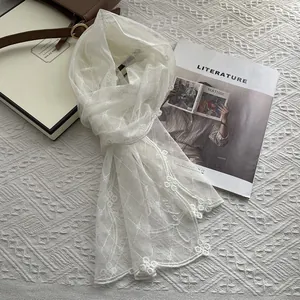 Écharpe élégante en dentelle florale blanche avec broderie vintage pour style de plage