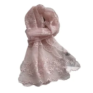 Zartrosa Spitzenchal mit floraler Stickerei und Wellenrand für Damenmode