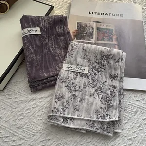 Carré en mousseline à motif floral vintage avec texture en maille aérée en deux couleurs