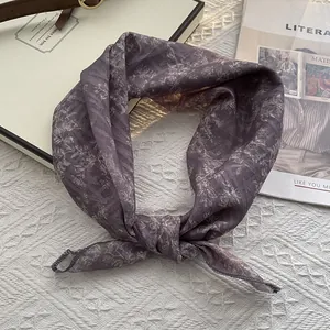 Carré de cou en mousseline violet foncé avec motif floral rétro et fleurs légères