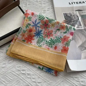 Foulard floral en coton et lin avec motifs multicolores et bordure cousue jaune