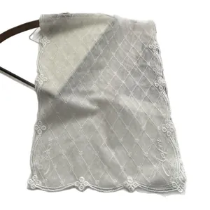 Écharpe en dentelle florale blanche avec broderie Capri et texture géométrique