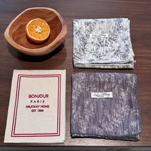 Détail de foulards en mousseline florale avec broderie vintage sur fond en bois rustique