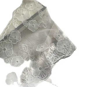 Elegante foulard in pizzo bianco con ricami floreali e bordi a onde sottili