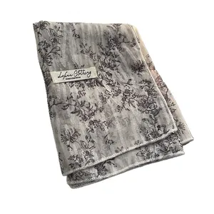 Foulard vintage en mousseline à imprimé floral violet avec étiquette de marque