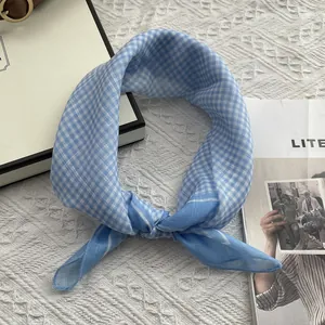 Detail van blauw-witte gingham katoenen sjaal met ademende textuur en gerolde randen