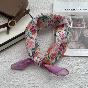 Carré de coton et lin fleuri style français avec sac en cuir et magazine d'art épuré