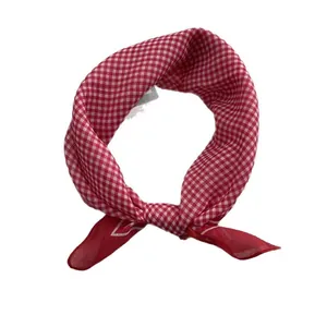 Klassieke rood-witte ruitjes katoenen kleine vierkante sjaal voor dames in een knoopvorm