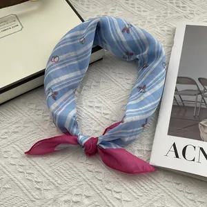 Foulard in seta con grazioso coniglio e ciliegie con eleganti strisce blu da donna