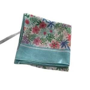 Carré en coton et lin avec motif floral et bordure bleu clair élégante