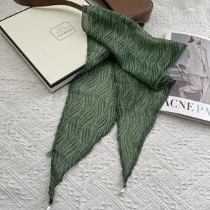 Elegante smaragdgroene geplisseerde zijden sjaal met witte parelhangers voor damesaccessoires