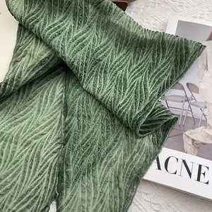 Elegante donkergroene geplooide ruitvormige sjaal op modeblad achtergrond voor dames