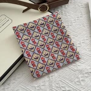Künstlerisches quadratisches Halstuch mit Vintage-Rotkäppchen-Muster auf festem Gewebe