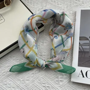 Primo piano di un piccolo foulard di seta con simpatica stampa a riccio e motivi floreali