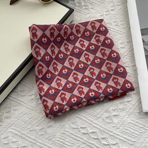 Detail eines rot-blauen Vintage-Plaid-Halstuchs mit süßen Mädchen- und Blumenmustern