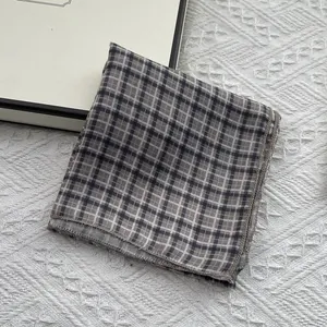 Foulard quadrato da donna con motivo a quadri grigio-marrone in una posa piatta curata