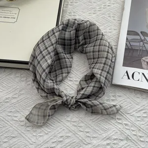 Sciarpa di seta a quadri grigi e neri con confezione regalo e rivista di moda