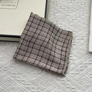 Dettaglio del foulard quadrato a quadri vintage marrone con bordi rifiniti