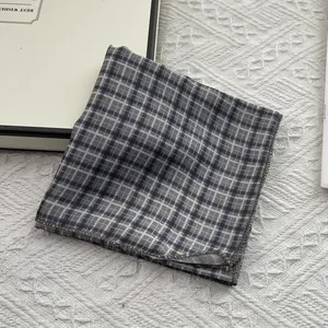 Foulard quadrato a quadri grigio e beige in morbido cotone, mostrato piegato con stile