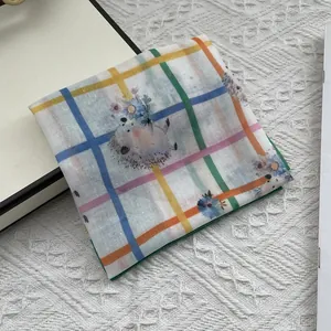 Dettaglio dell'illustrazione del riccio sul foulard quadrato a quadretti colorati