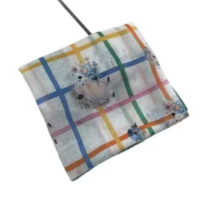 Foulard quadrato verde con simpatica stampa di riccio e motivo scozzese colorato