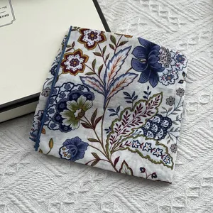 Elegante katoen-linnen vierkante sjaal met vintage bloemenprint en blauwe zoom