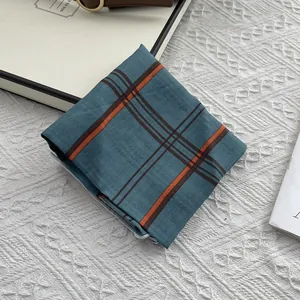 Foulard carré classique en coton à carreaux bleu et orange sur fond texturé confortable