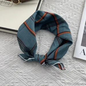Foulard en coton à carreaux bleu et orange avec un design élégant à nœud noué