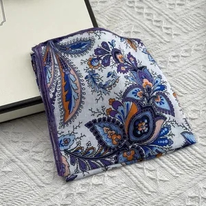 Detailopname van paisley pochet met paarse rand op een witte kanten achtergrond