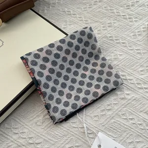 Petit foulard carré en coton et lin à pois avec motif géométrique double face et étiquette