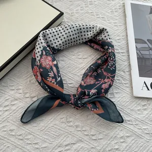 Foulard carré en coton et lin bleu marine avec fleurs roses et pois gris