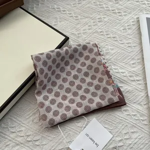 Carré de soie rétro crème avec motif floral à pois marron et bord roulotté