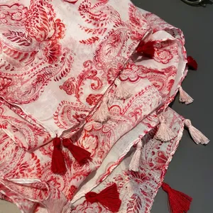 Λεπτομέρεια σάλι με σχέδιο paisley, κόκκινα και λευκά φύλλα και διακοσμητικά κρόσσια